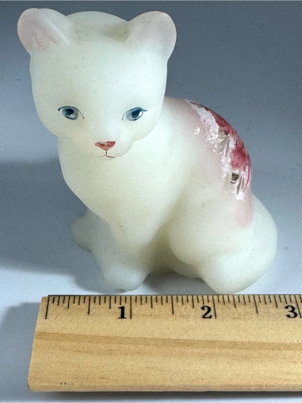 Fenton Victorian Rose Sitting Cat